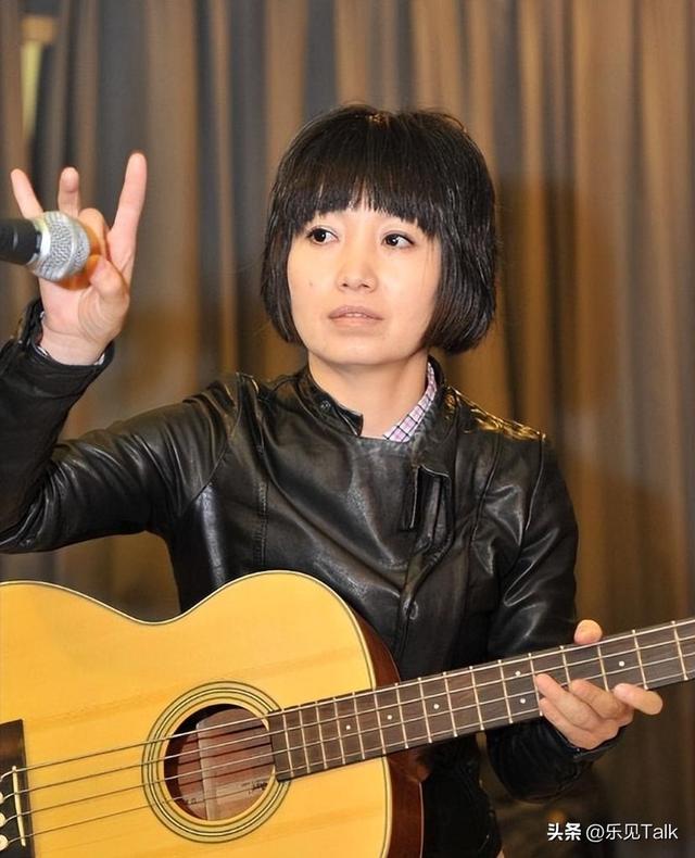 连上5次央视春晚，私下和恩师同居，却被骗流产，如今57岁仍单身