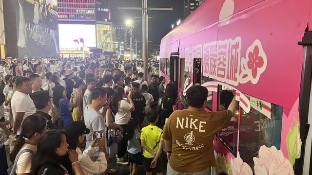 听着R&B夜游成都！“音乐巴士”加场啦