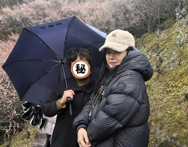 黄晓明公开点名才几天，赵薇近况接连曝光，有一点4年前就注定