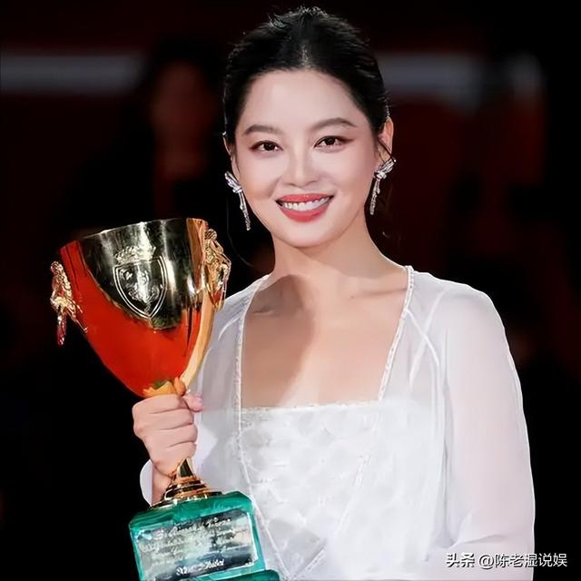 陪玩陪睡仅冰山一角！集体开嫖、舔手指、互撕，"圈中内幕"太荒唐