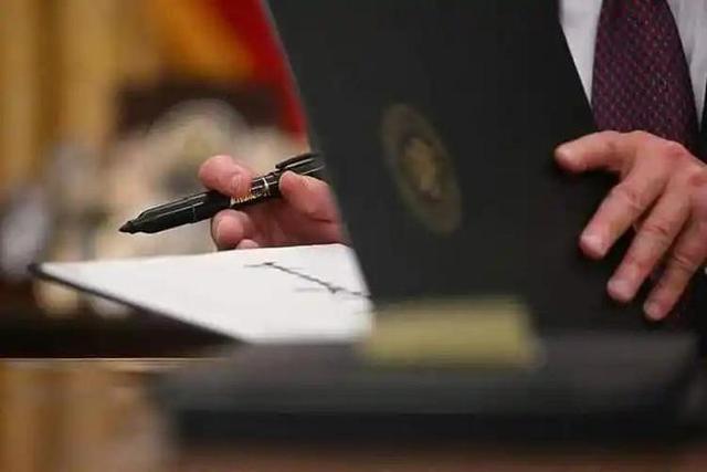 美国街头大清洗！特朗普新令引恐慌，数十万人要被强制关押