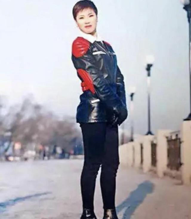 “风流尼姑”释智定落网，白天穿僧袍念经，晚上与和尚醉生梦死！