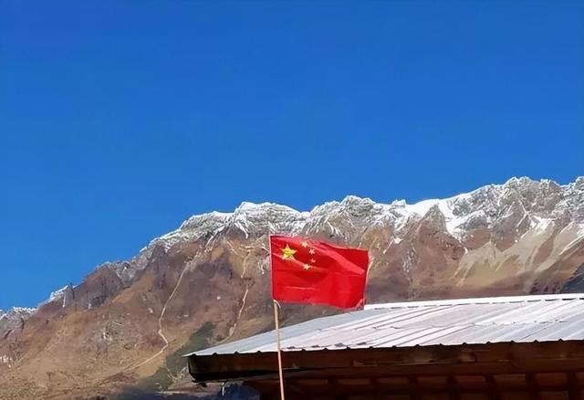 西藏一乡长巡逻时,发现一面不属于我国的国旗,当即过去想拔了