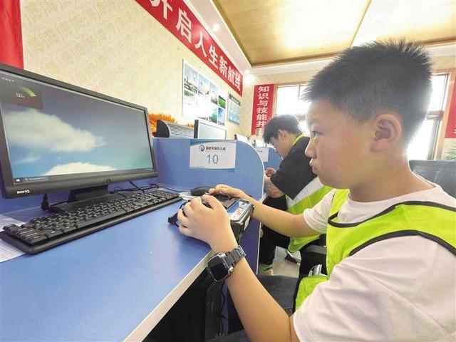 暑假培训忙 少年热情高 无人机凭啥成新一代“兴趣顶流”？