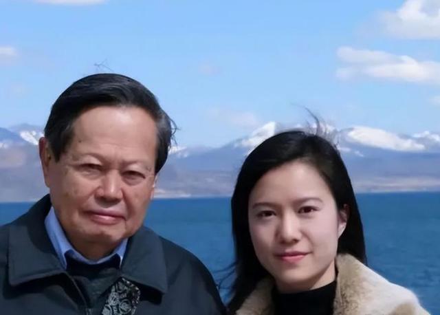 演都不演了！杨振宁去世仅4天，恶心的一幕出现，结局大快人心