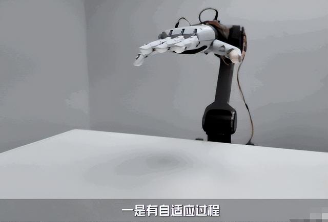 机器人开可乐比后空翻难？300美元灵巧手破10万垄断，拆6大门派