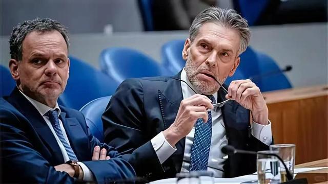 荷兰急疯了自捅一刀！全面禁止对中国DUV设备出口后，ASML一夜蒸发8%