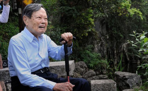 没想到	，杨振宁去世后，49岁妻子翁帆，竟因一个动作实现口碑暴涨
