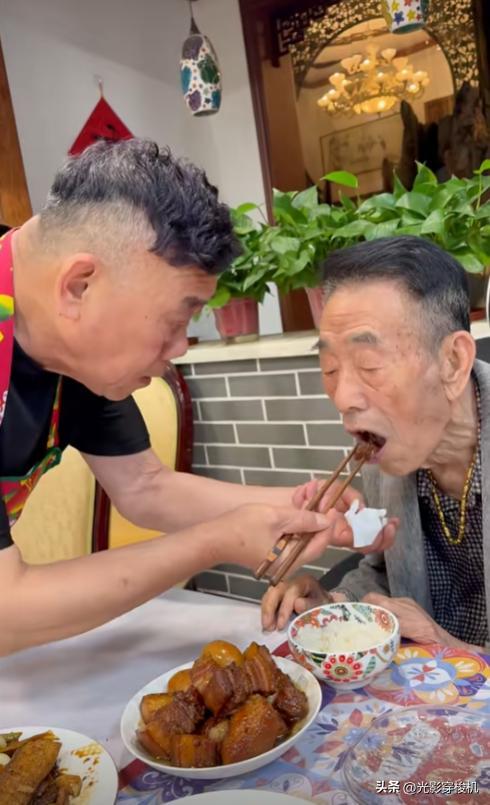 杨少华刚头七！杨伦后脚住院，恶心一幕出现，杨议探望嘴欠遭声讨