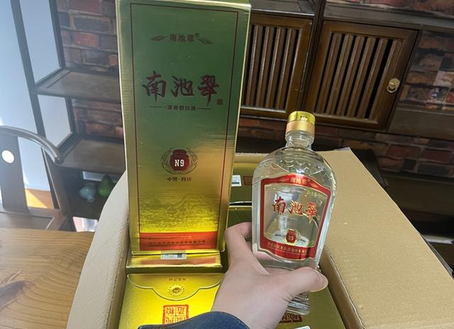胖东来自由爱刚火，这款白酒又被8090后捧红，聚餐必点清单更新了！