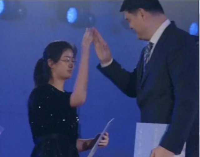 姚明做梦也没想到，15岁的女儿，如今仅凭一个举动就给他长脸了