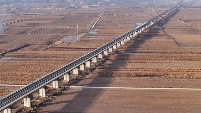 #运城头条#山西绛州：汾河岸畔高铁汾河“龙飞凤舞”入画来