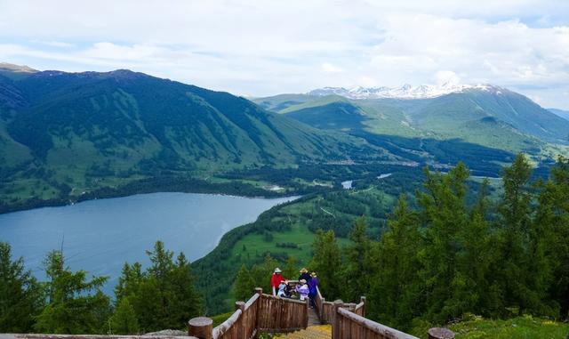 新疆与俄罗斯交界有个县，出了三个世界级景点，风景绝美不输瑞士