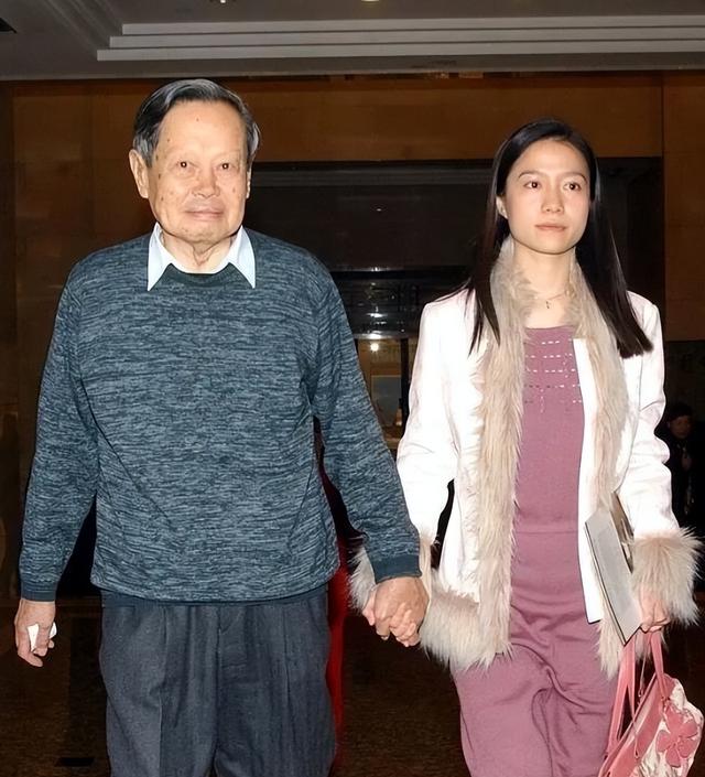 杨振宁家庭情况曝光：三个儿女无人继承物理学，与翁帆关系也很好