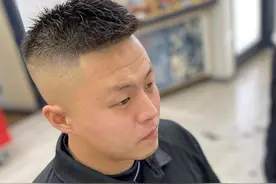 中年大叔白发多发量稀少，别再剃光头了，这10款发型帅气又显年轻图片