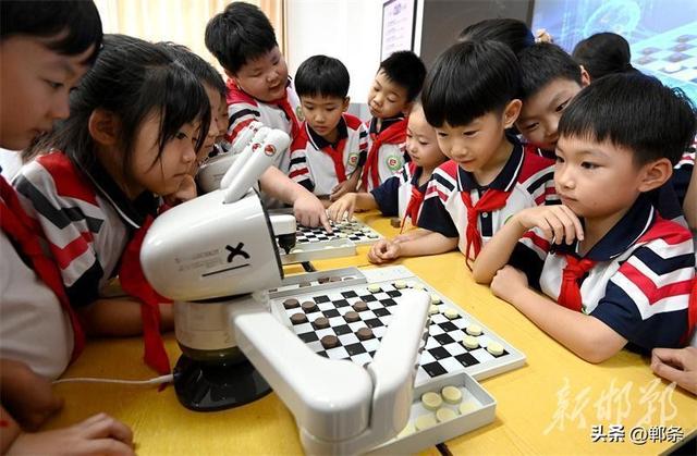 对弈AI棋类机器人 校园里“棋”乐无穷