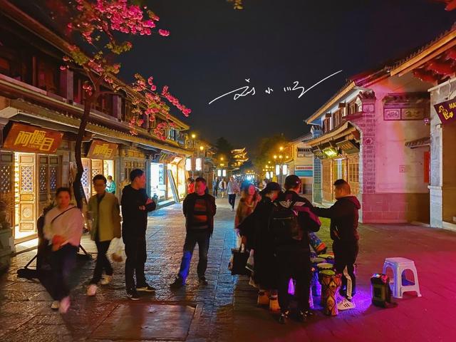 夜幕下的大理古城：满街地摊到底是“特色”，还是“煞风景”？