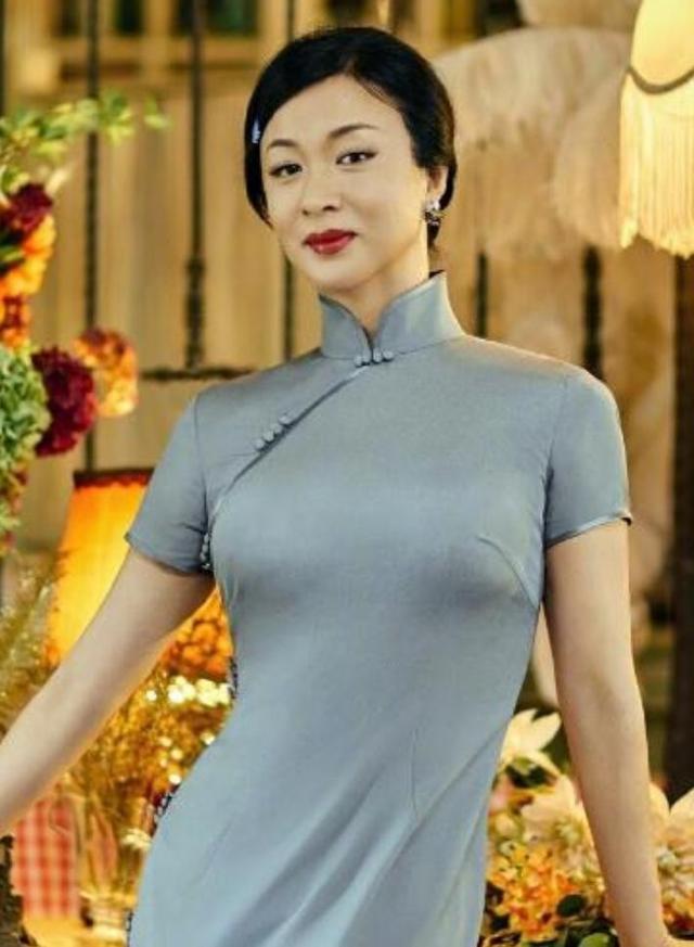 57岁金星定居法国，身材发福满脸褶子连胸都小了，越来越像男人