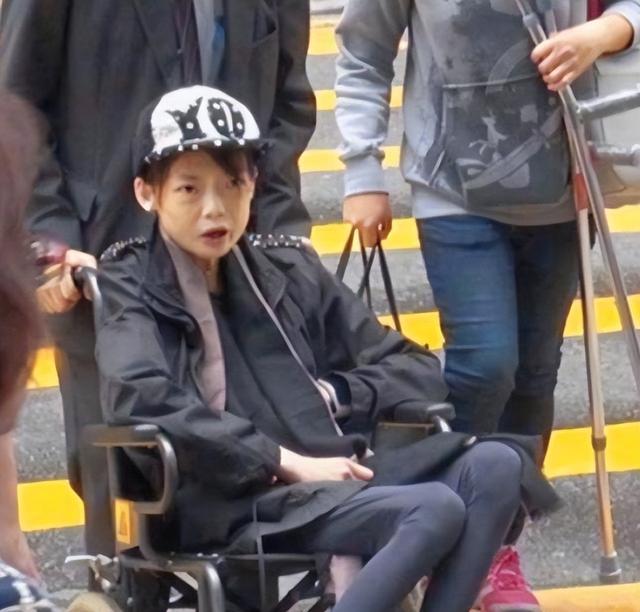 豪门玩物，几年被折磨成牙齿全脱落，不足80斤	，似骷髅，惨不忍睹