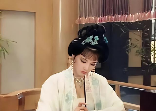 她长得太美被导演“据为己有”，同居27年没证没娃，63岁不治身亡