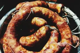 灌香肠，10斤肉放多少盐？记住1个比例，香肠咸香适口，久放不坏图片