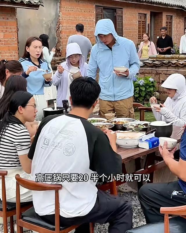 小凤吃饭金哥帮她打伞，婆婆看不下去把伞拿走，评论区炸锅了！