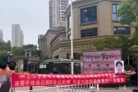 无锡一女幼师疑出轨学生父亲，原配拉横幅羞辱控诉，网友：人才！图片