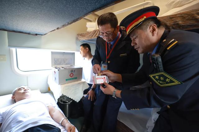 海拉尔至北京间K1304/1次列车，草原氛围感拉满！列车长：车上扫码解锁新功能