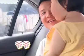 萌娃重逢爷爷奶奶展示新地位，狗子一举动笑翻众人，网友：爷爷奶奶的家底都留给孙女了图片