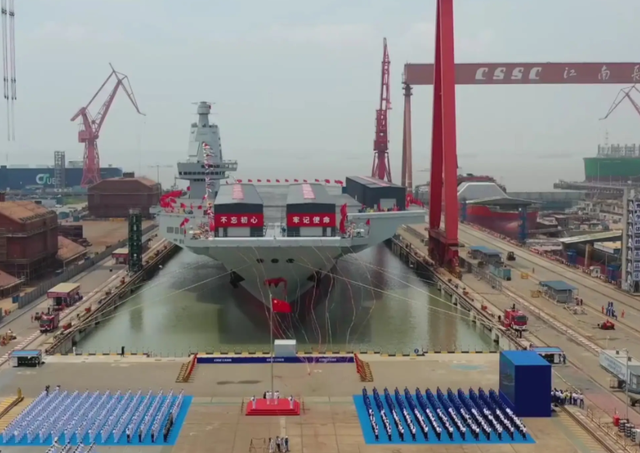 世界最强航母俱乐部添新成员！中国004航母将亮相，排量超10万吨