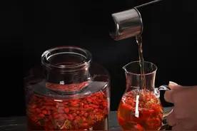 白酒真的能抗癌吗？白酒里泡枸杞到底能不能养生？听听医生怎么说图片