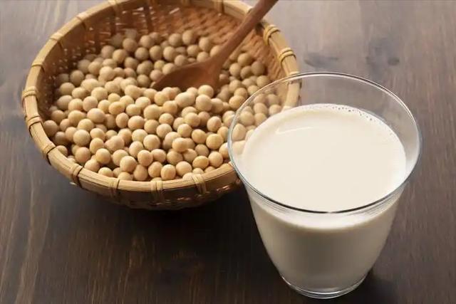 研究发现：每天喝豆浆的高血压患者，过不了多久，身体或有7变化