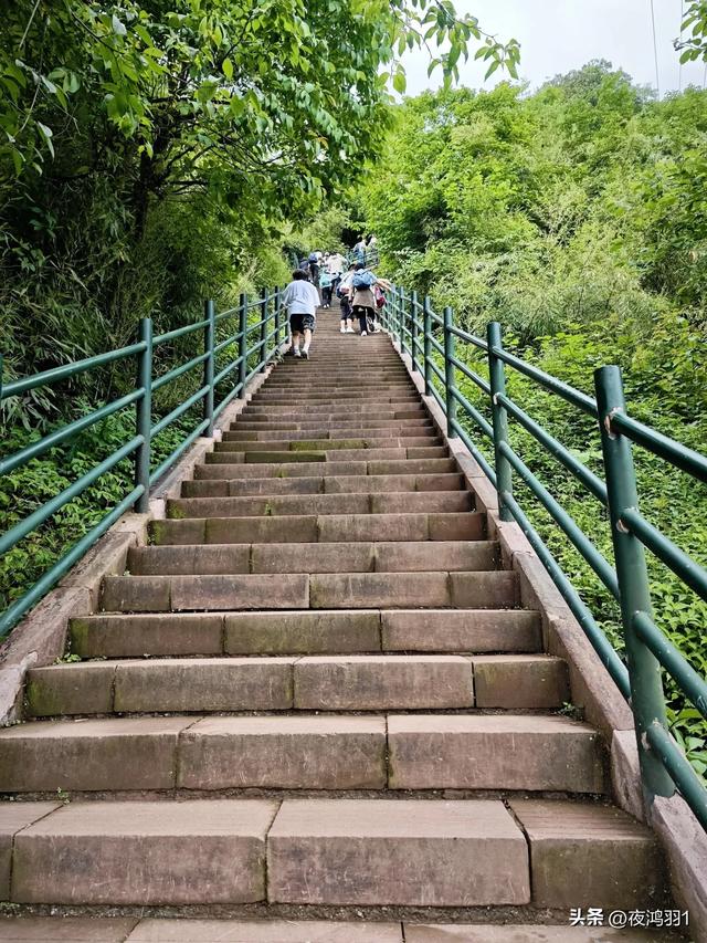 徒步瓦屋山,太艰难了,坚持下来不容易