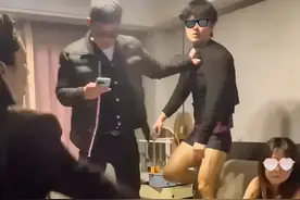 炸裂三观！美女老师出轨男教练 被空姐老婆捉奸在床 网友曝狗血内情图片