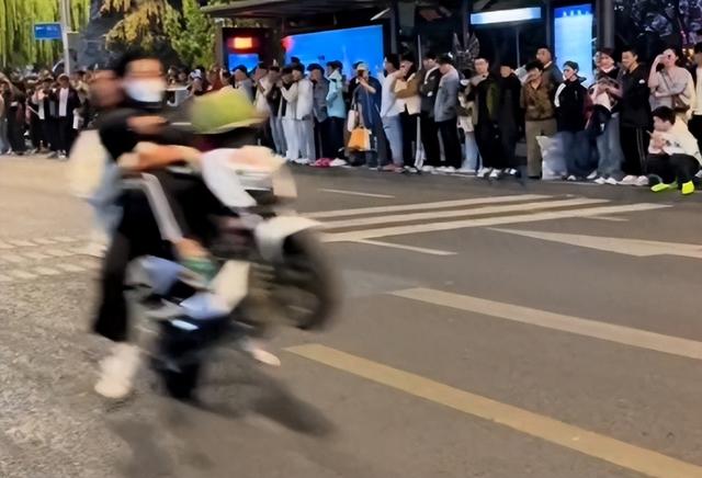 重庆摩托飙车2人死亡，现场惨烈，女子挂护栏上，目击者曝全过程
