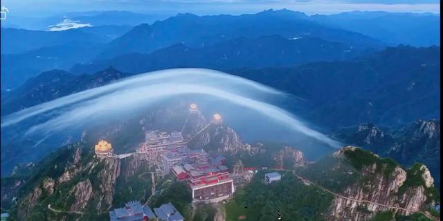 梦幻云海交织，老君山奇景媲美仙境