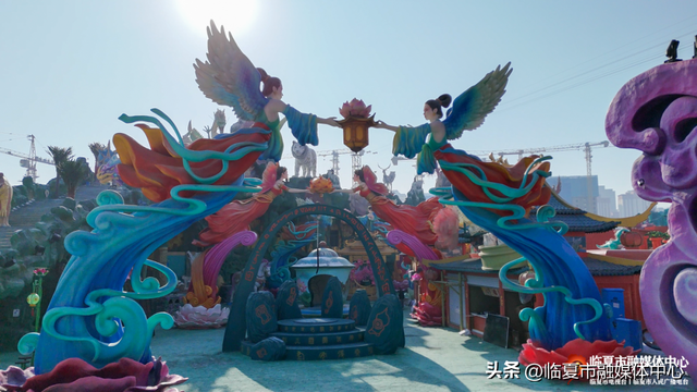 花仙藏河州韵，恐龙述亿年史！花开临夏不夜城景观，藏着独属于花都临夏的“精彩故事 文化浪漫”～