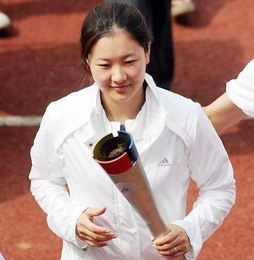 恩爱23年抵不过残酷现实，73岁梁锦松衰老萎缩，47岁伏明霞正美貌