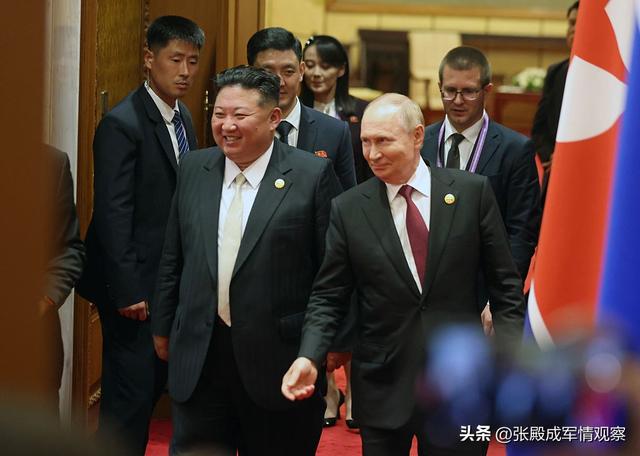 普京与金正恩在京分别时双手紧握