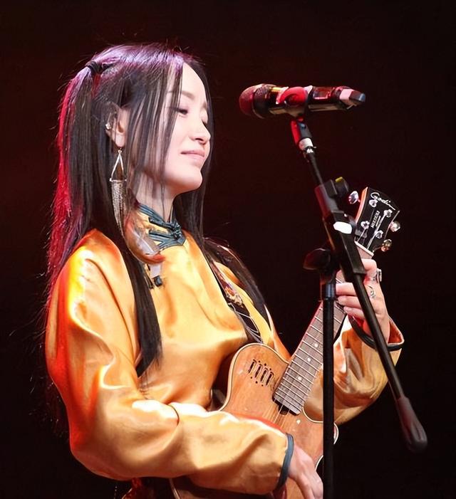 她连上4次春晚，和恩师同居怀孕，被骗流产，如今51岁依然单身！