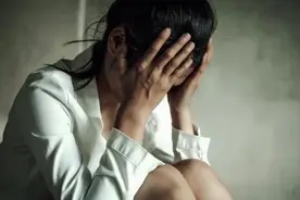 与校花偷尝禁果，因身份悬殊我远走他乡，二十年后她的儿子找来了图片