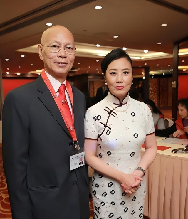 终于发火了！汪明荃指责老伴罗家英：胡说八道，大嘴巴，不尊重我
