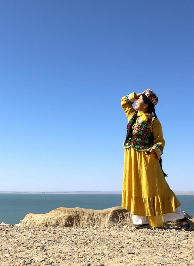 游新疆乌伦古湖海上魔鬼城