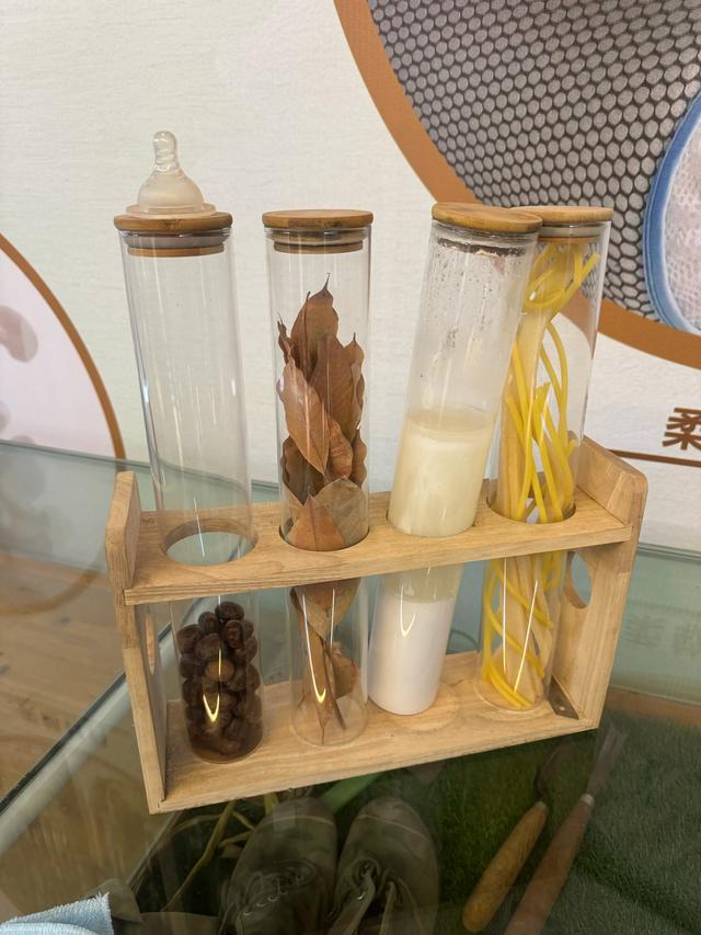 我遇到的两个导游，都有类似的故事