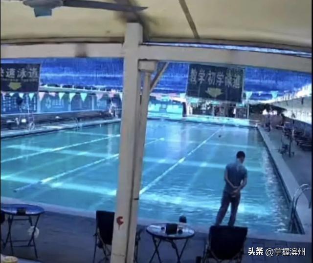 35岁男子在室内游泳池溺水身亡，家属：3名救生员在场，沉水近30分钟无人施救，当地警方介入调查