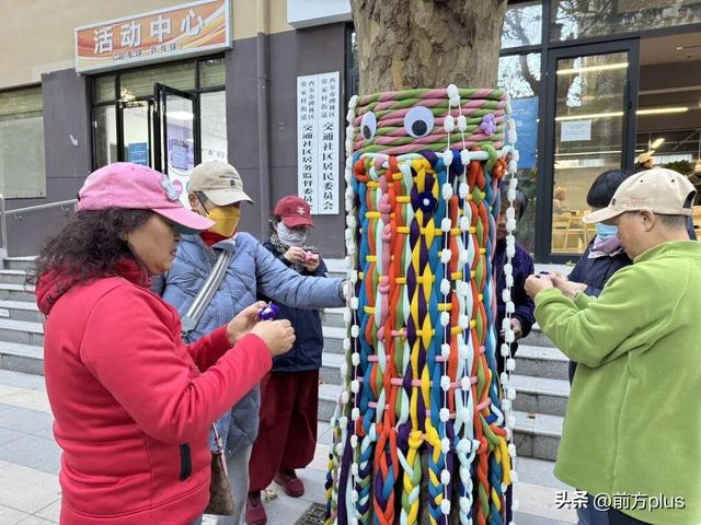 “多巴胺”树衣 点亮古城冬日盛景