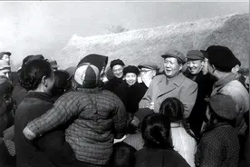 毛主席新画像挂上天安门，北京市民质疑：主席的耳朵怎么只有一只图片