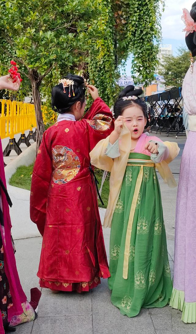 2025.11.22下午，南宁百益上河城举办国风表演，汉服巡游。