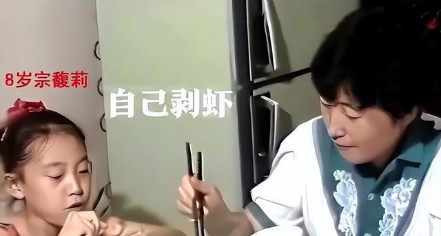 宗庆后去世那天，他老婆施幼珍在殡仪馆侧门的花圈后站了一会儿