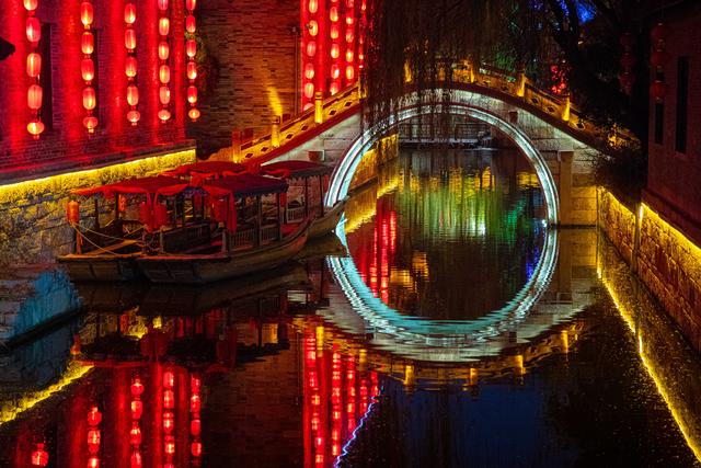 桥影渡星河，古墙浸夜色